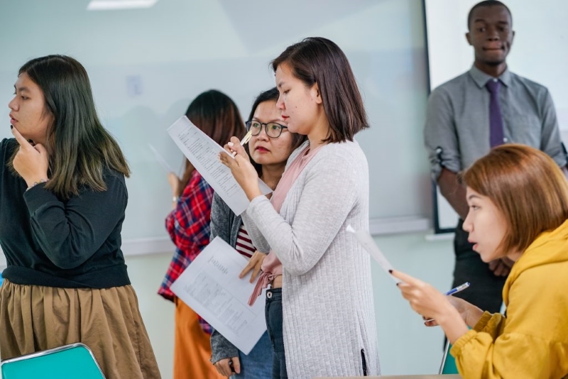 Biết nhiều địa danh hơn với trò chơi team building trong nhà - ai yêu Việt Nam