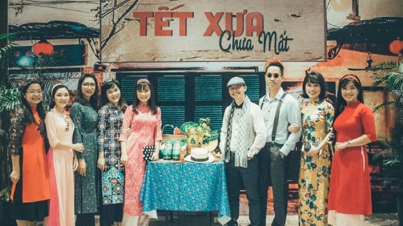 Bữa tiệc liên hoan cuối năm trang trí với phong cách thập niên 70, 80 ở Sài Gòn