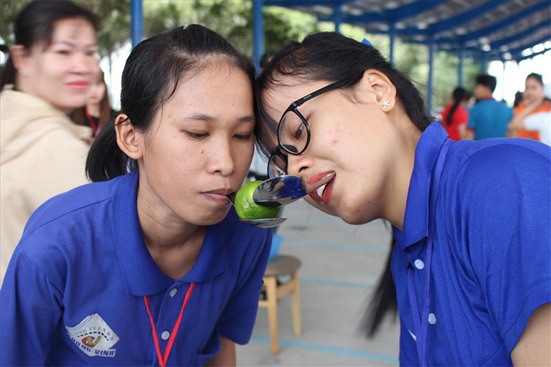 Chuyền chanh - Trò chơi team building trong nhà vui nhộn, quen thuộc