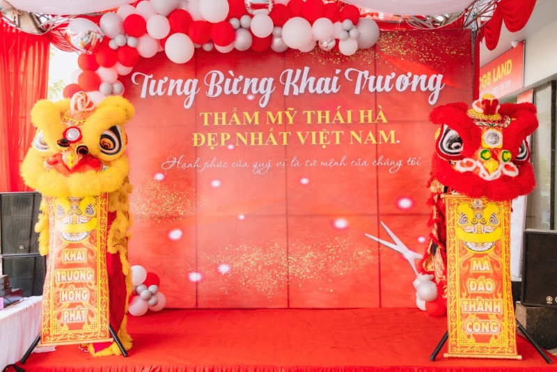 Có rất nhiều người sử dụng câu đối truyền thống thay các câu chúc khai trương