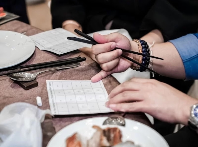 Cười thả ga với trò chơi team building trong nhà bingo