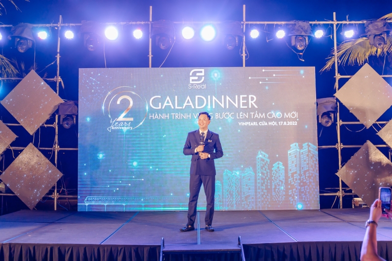 Đại diện công ty lên phát biểu cảm nghĩ về chương trình gala