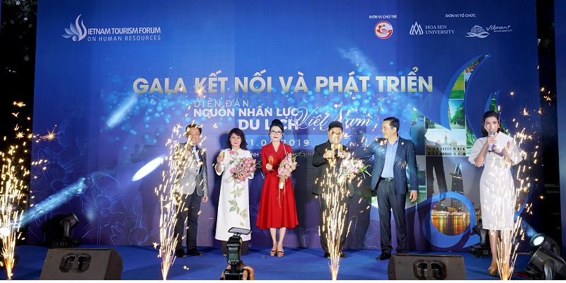 MC gala dinner là cầu nối truyền tải thông tin giữa ban tổ chức và khách mời