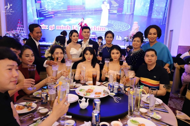 Nên chủ động liên hệ đặt tiệc sớm bởi nhà hàng có thể quá tải khi tất niên cuối năm