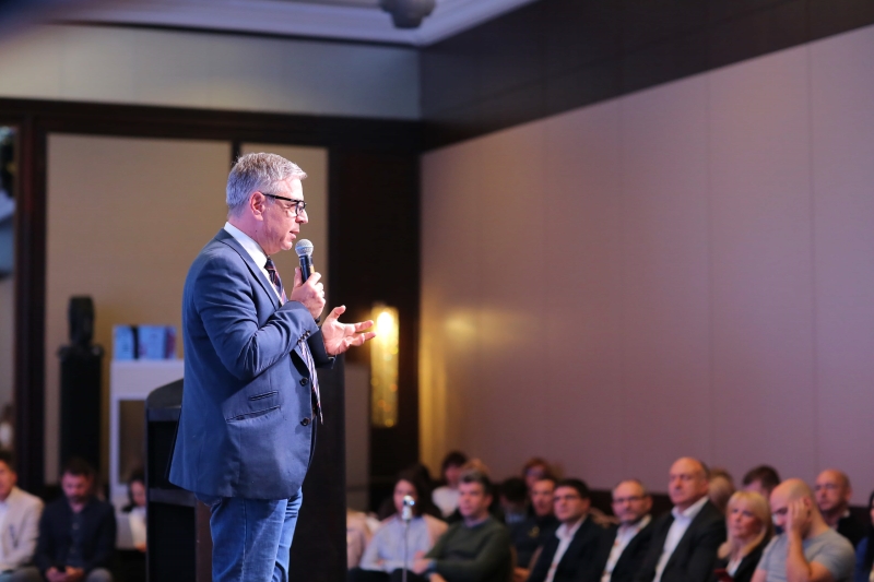 Người phát biểu cần có ngôn ngữ hình thể tốt để thu hút người nghe