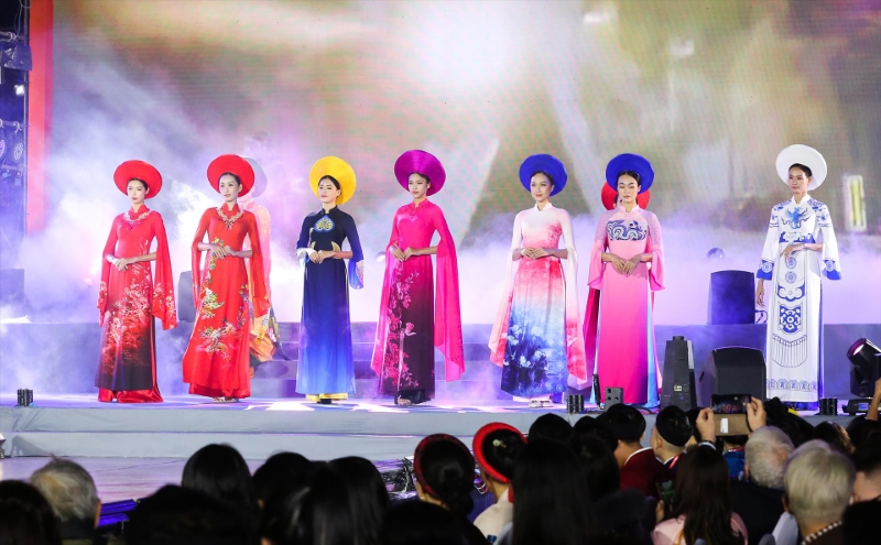 Phần trình diễn áo dài ấn tượng được thực hiện bởi nhân viên nữ trong công ty